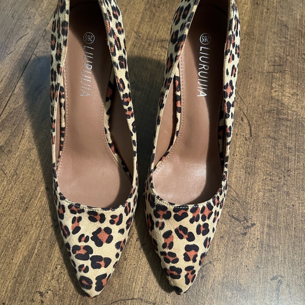 ๐ ๐Leopard High Heels ๐ ๐ - Picture 1 of 4